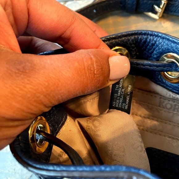 Michael Kors- small bucket bag - Picture 8 of 13